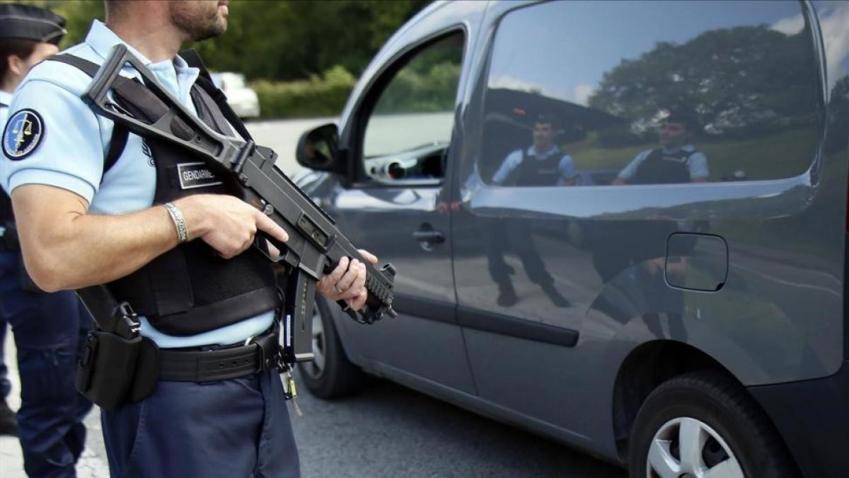 Policía franceses en un control en Dantcharia, en el sudoeste de Francia, el 19 de agosto.