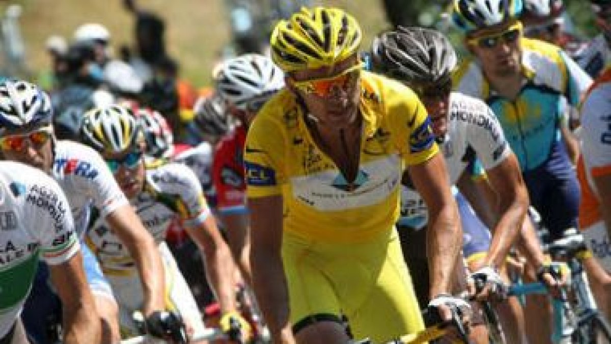 Alberto Contador, izquierda, rueda detrás de sus compañeros Armstrong y Leipheimer.