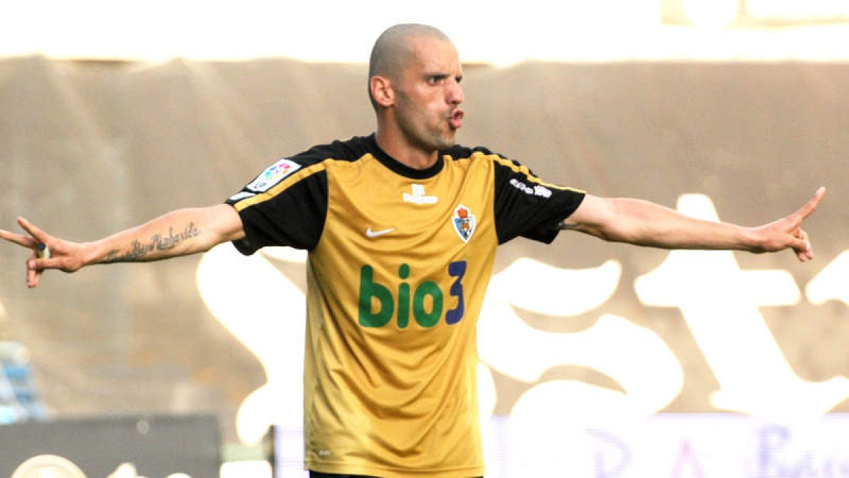 Yuri, delantero de la Deportiva, celebra uno de sus goles conseguido esta temporada.