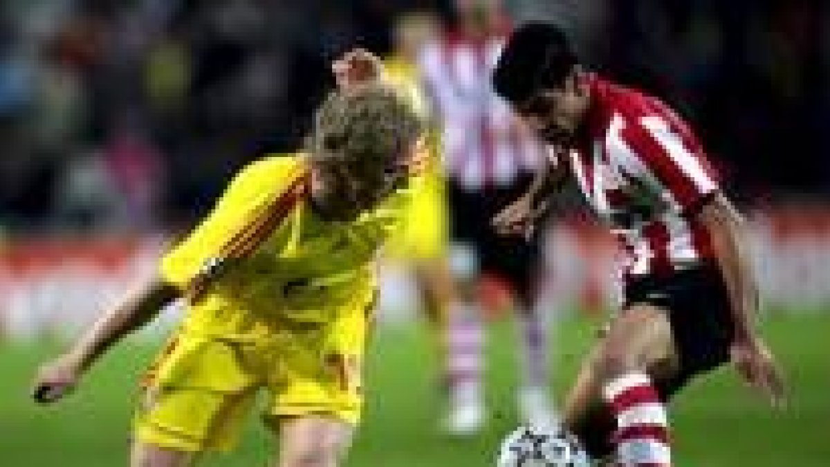 El holandés Kuyt y el mexicano Carlos Salcido luchan por el balón