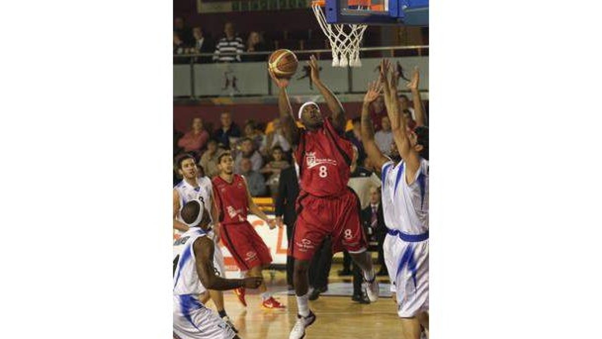 Kahiem Seawright se está convirtiendo en la principal baza de Baloncesto León bajo aros.