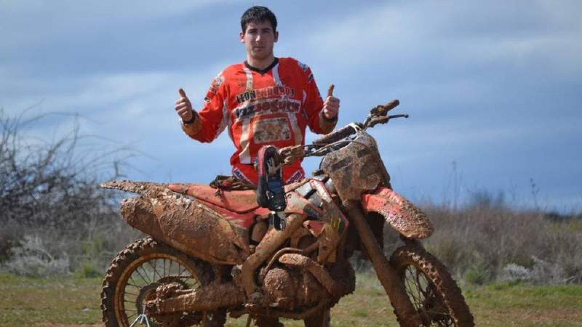 Daniel junto a su Honda en el circuito de Villaquejida.