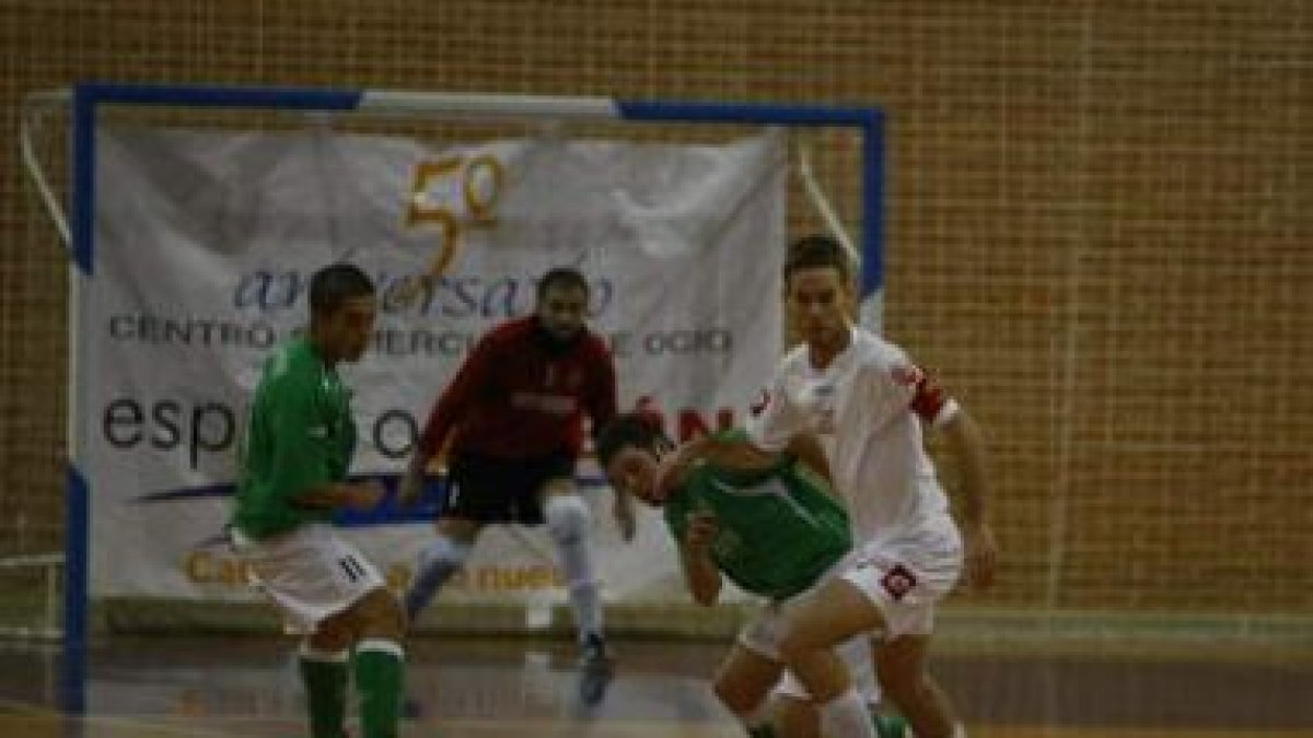 Ángel, a la derecha, fue uno de los destacados en el equipo leonés frente al Rececende gallego.