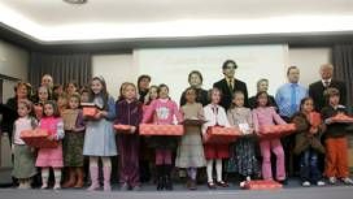 Los premiados posan con el edil de Cultura, Alfonso Ordóñez, y Alejandro Valderas