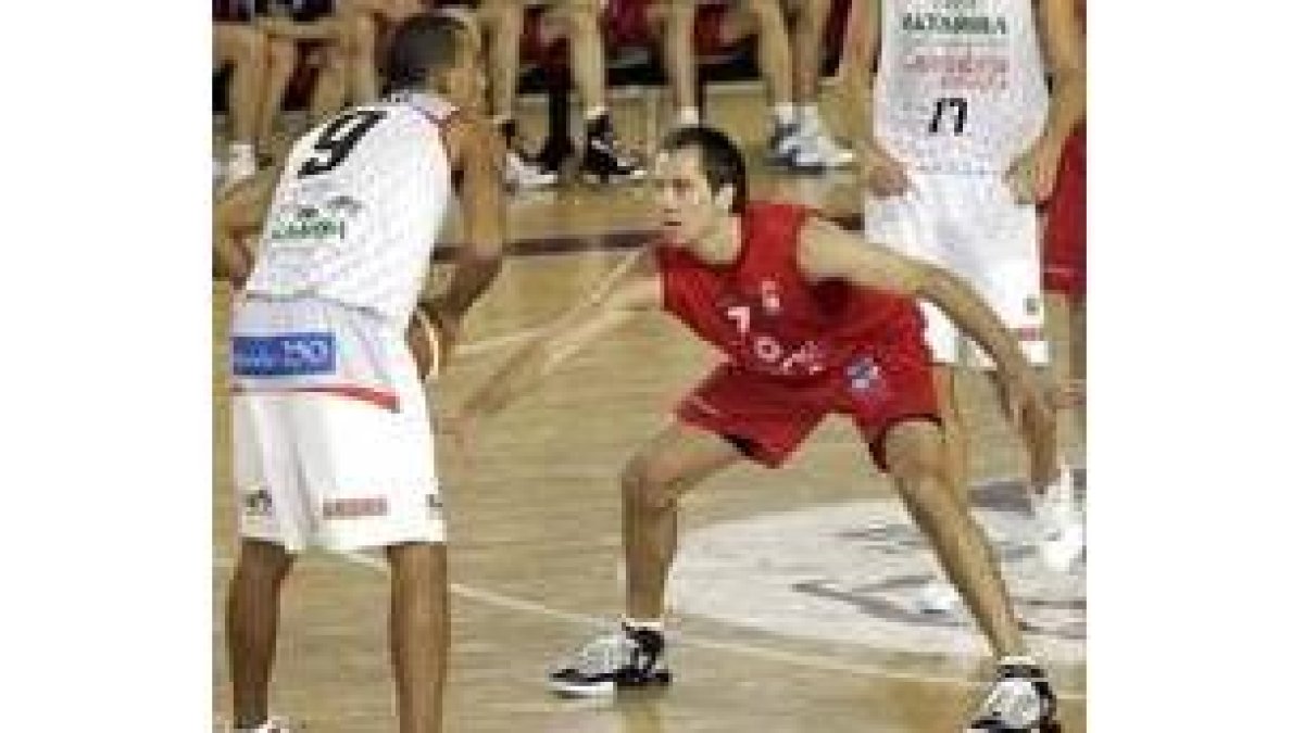 Dani López pudo con la dirección de juego local; en la imagen Barry