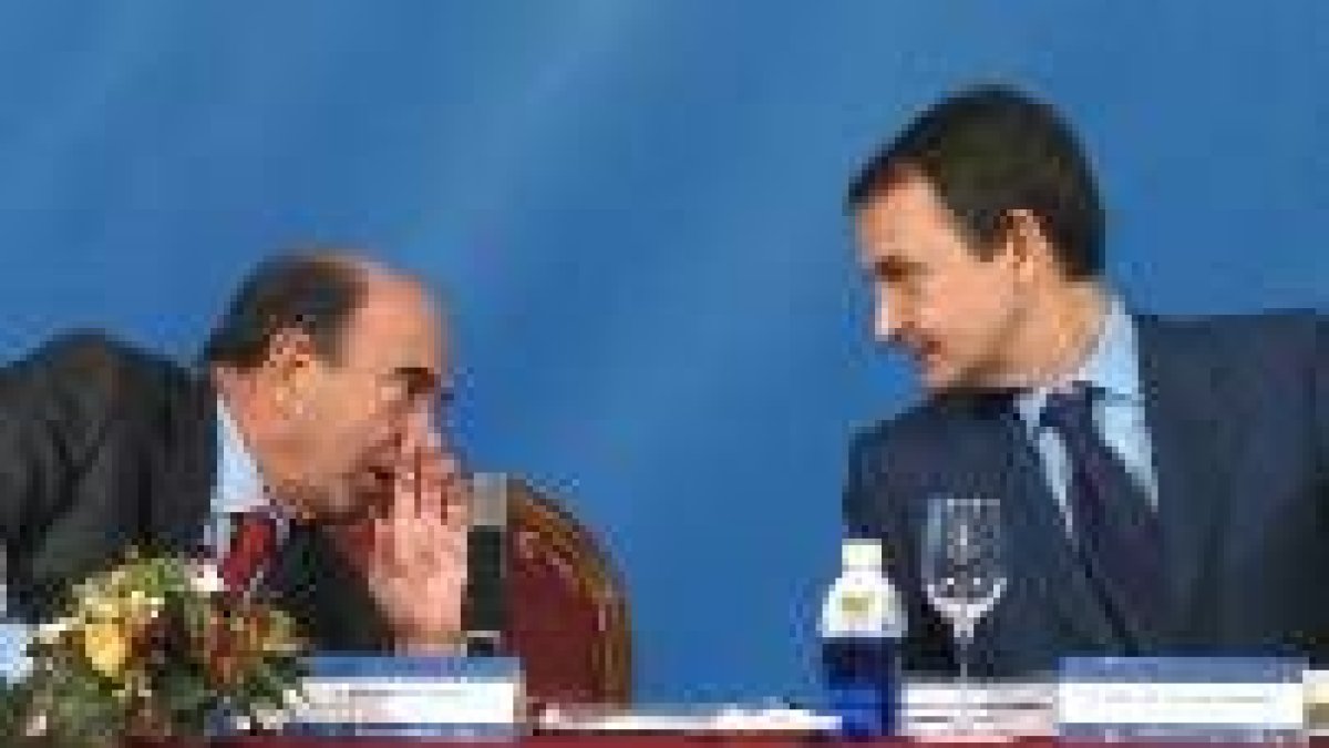 Botín conversa con Zapatero momentos antes de la intervención del presidente del Gobierno