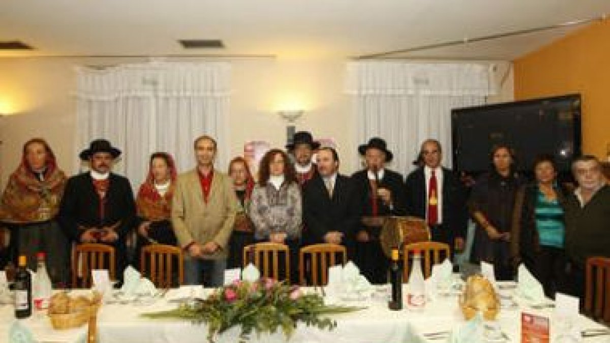 Representantes municipales y de El Borrallo, la mantenedora y el grupo folclórico.