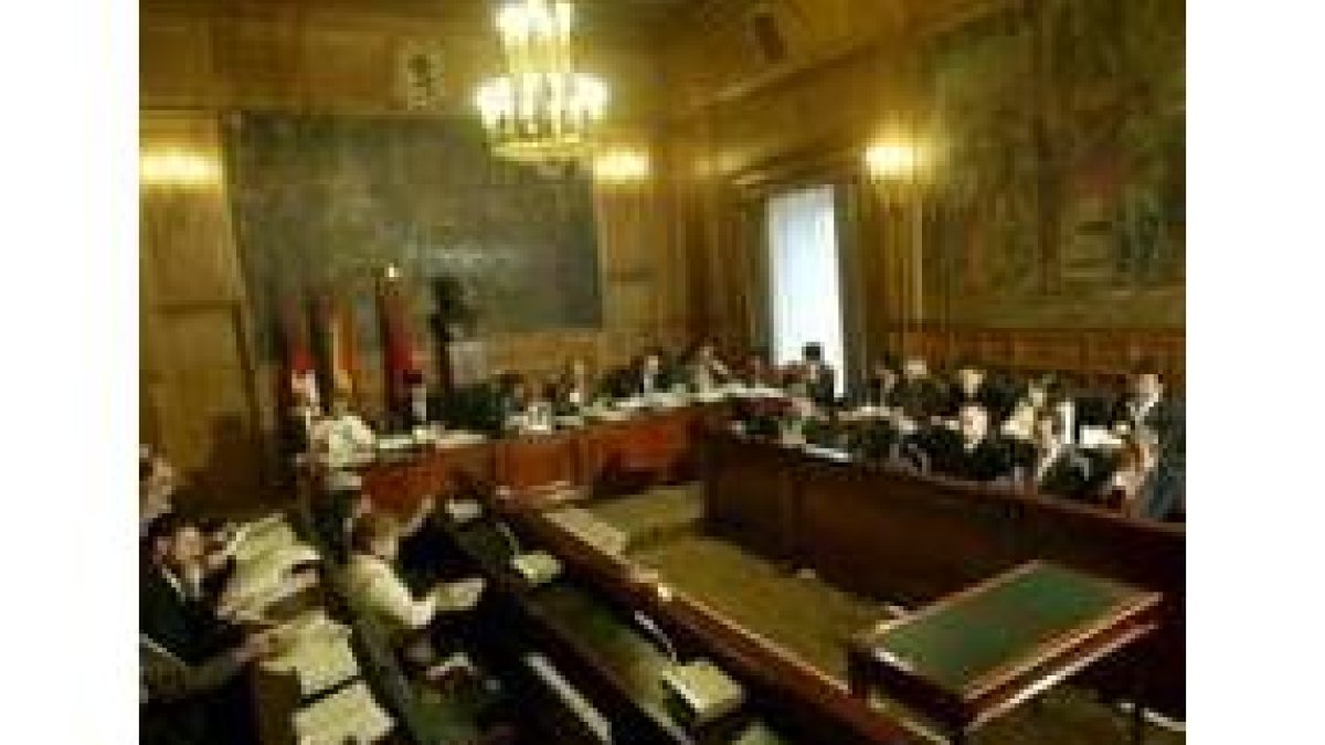 El Palacio de los Guzmanes acogió ayer un nuevo pleno provincial