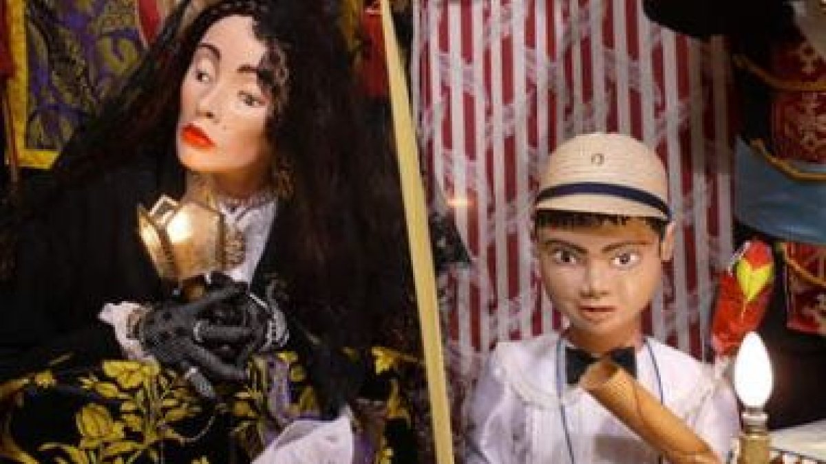 Arropando a los actores, en clave de familia, «posado» frente a la vitrina de la Ilumina