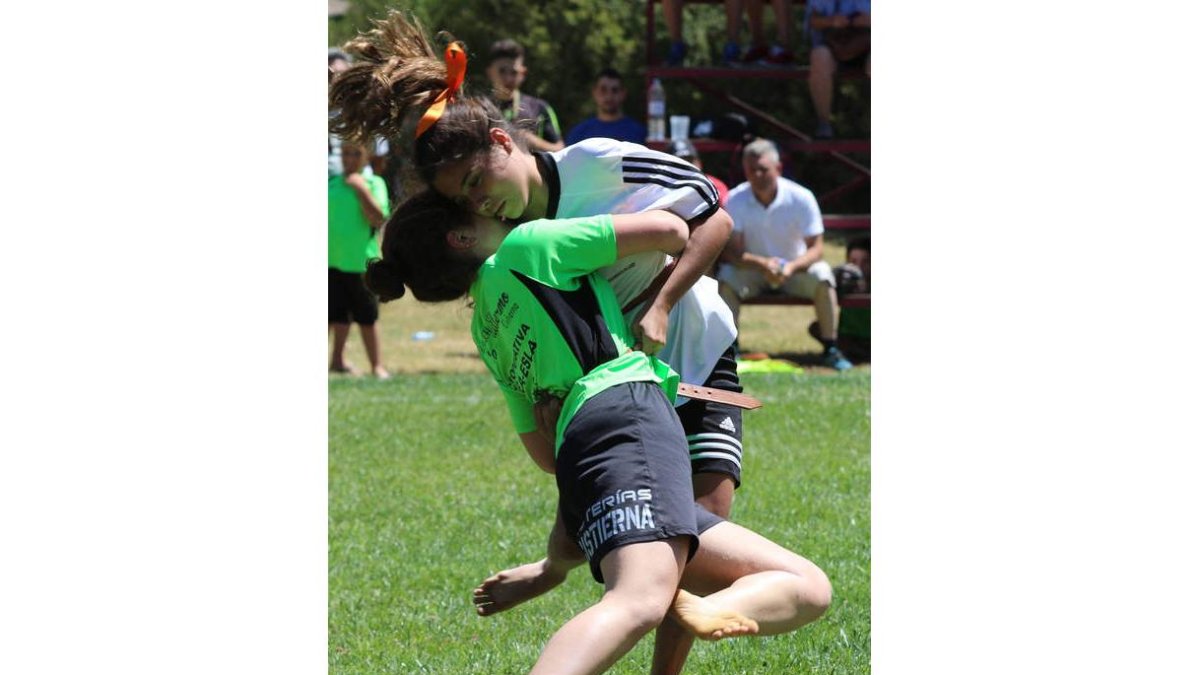 Lucha femenina del mayor atractivo, a pesar de los pesares. A. B.