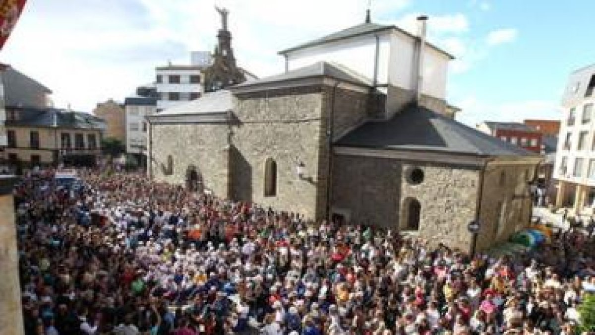 Más de dos mil personas llenaron la plaza Mayor de Bembibre