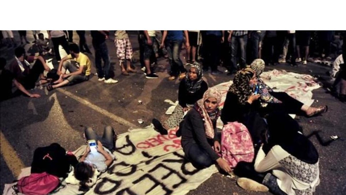 Un grupo de refugiados se concentra ante el consulado de Alemania en Salónica para pedir la apertura de fronteras y protestar contra las condiciones de vida en los campos de refugiados.