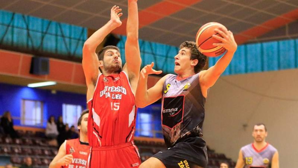 José López fue uno de los jugadores destacados por parte del ULE Fundación. JOSÉ LUIS FERNÁNDEZ