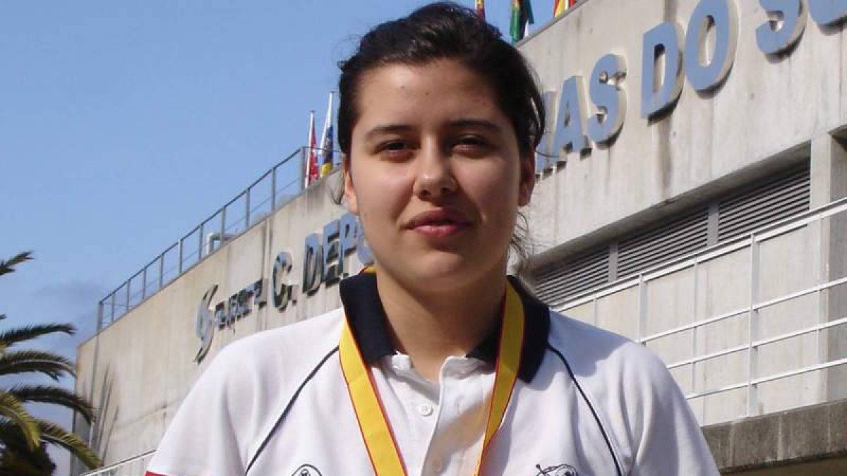 Lidia Fariñas posa con la medalla de bronce obtenida.