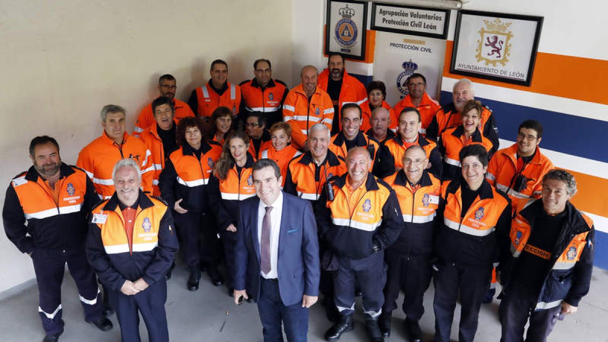 El policía Ángel Ordás (de paisano) al lado de Emilio Martín y varios voluntarios de la agrupación de León, ayer antes del comienzo del partido de la Cultural. MARCIANO PÉREZ