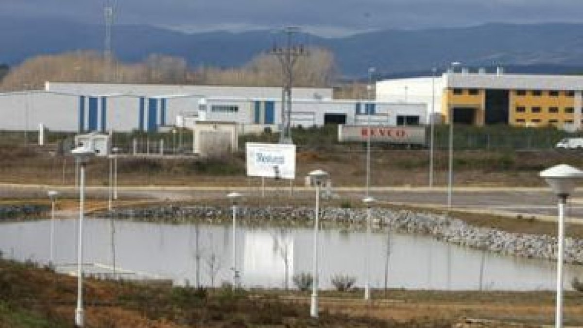 El estanque artificial del polígono industrial del Bayo con el de Cabañas Raras al fondo.
