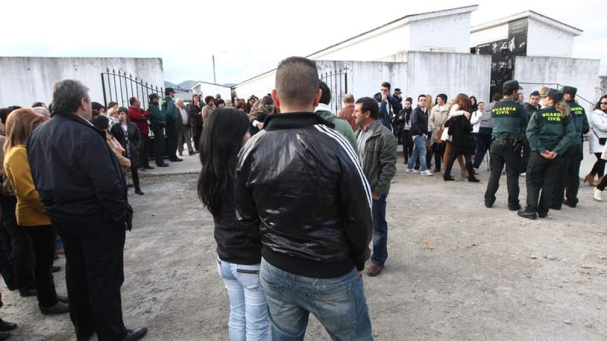 Cientos de personas acudieron al entierro.