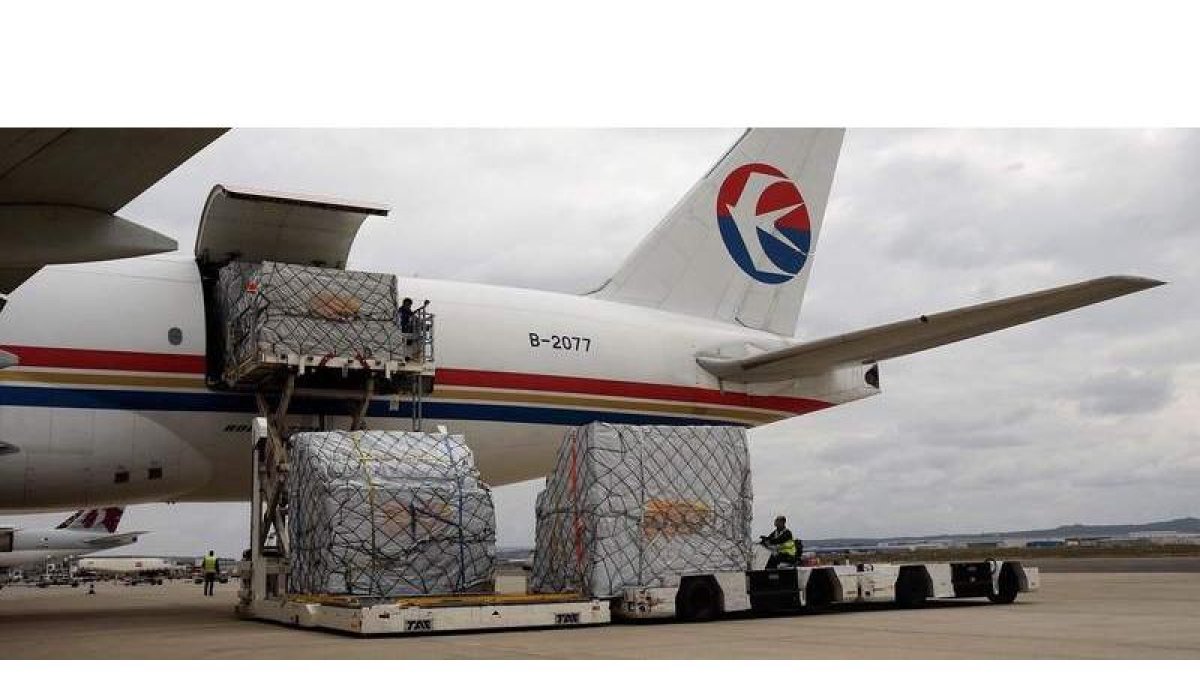 Descarga en Zaragoza del avión procedente de China con las primeras seis toneladas de material de protección adquirido directamente por la Junta.