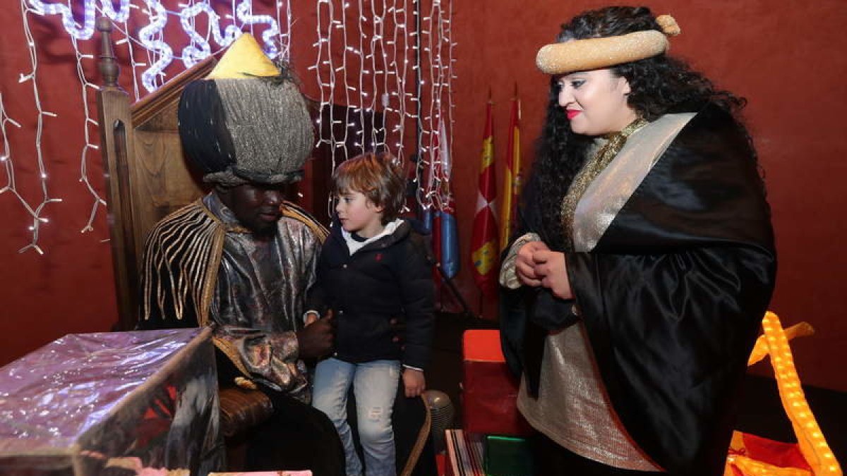 El Mago Chalupa, ayer sábado recogiendo las cartas de los pequeños para llevar a los Magos.