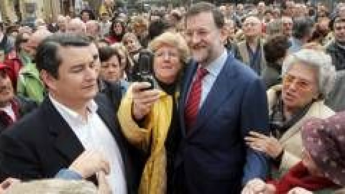 Rajoy se fotografía con una simpatizante durante su visita a Algeciras