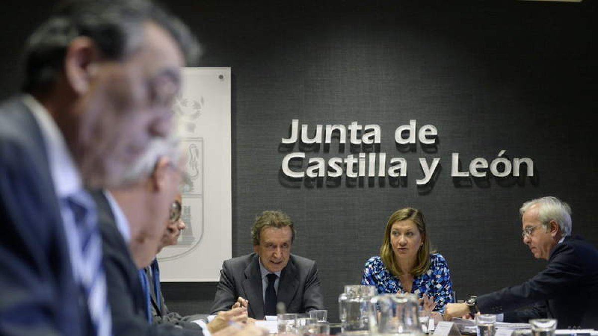 Los consejeros de Hacienda y Presidencia, ayer, en la reunión con los delegados territoriales.