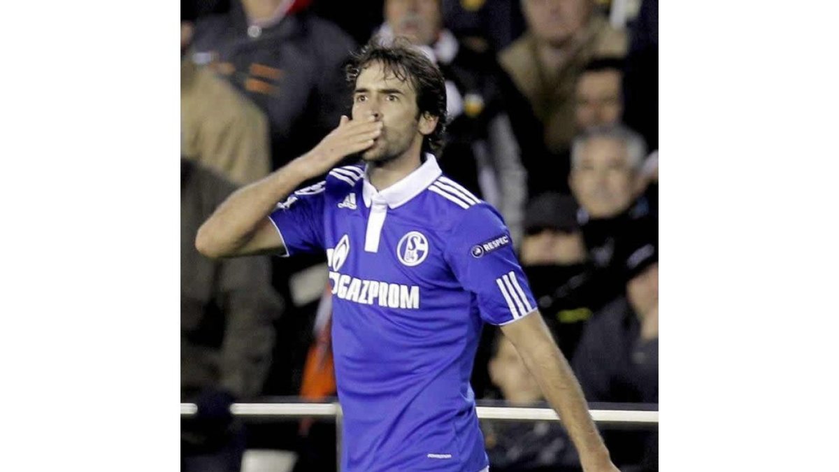 Raúl González, con un gesto de alegría, celebra uno de los 14 goles que logró en la Bundesliga la temporada pasada.