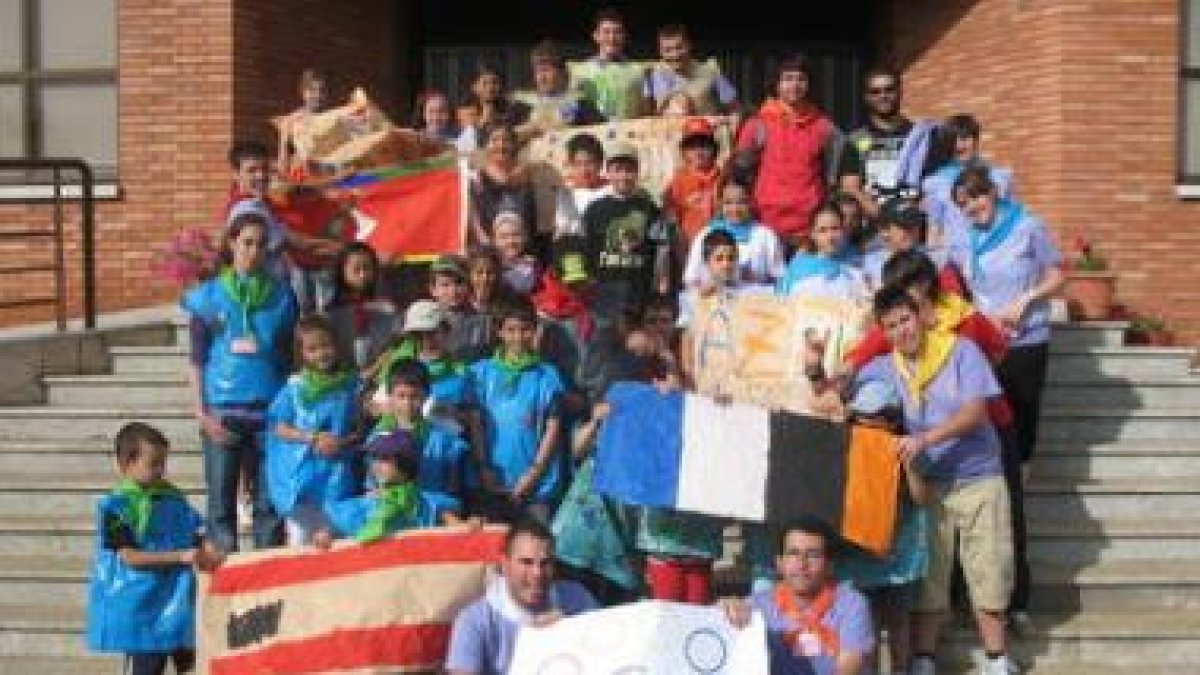 El CUA (Campamento Urbano de Armunia) en una foto de familia tras la inauguración.