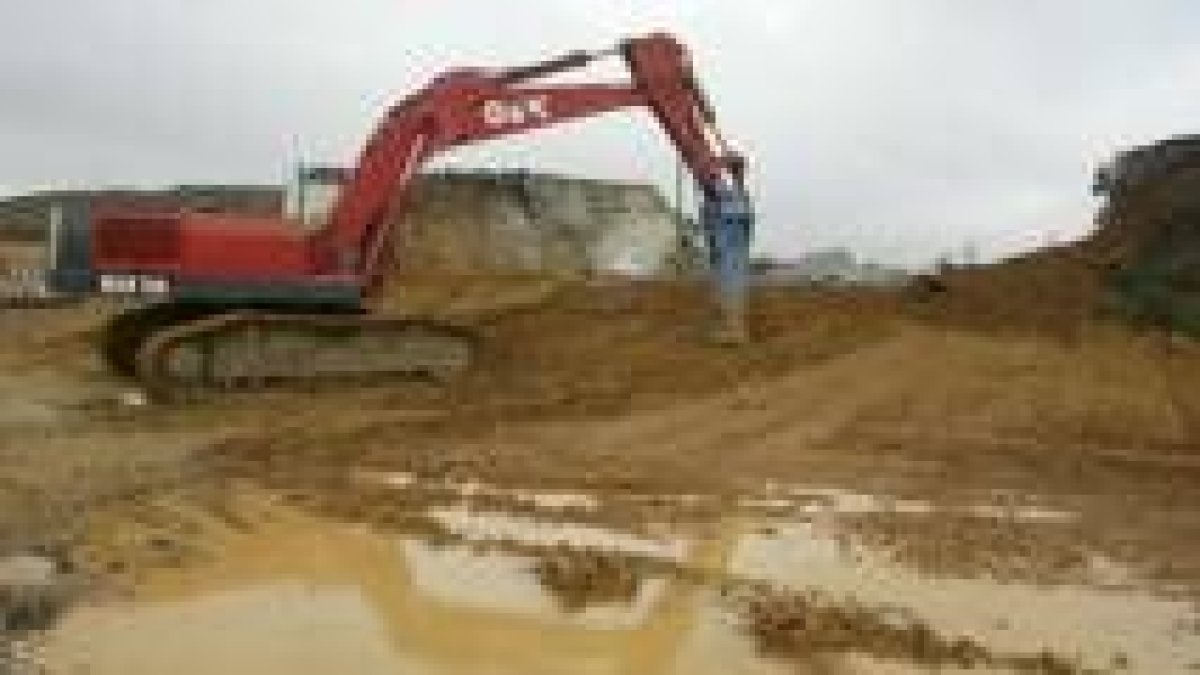 Una máquina termina los trabajos de derribo del puente de Ribaseca en la entrada a la A-66