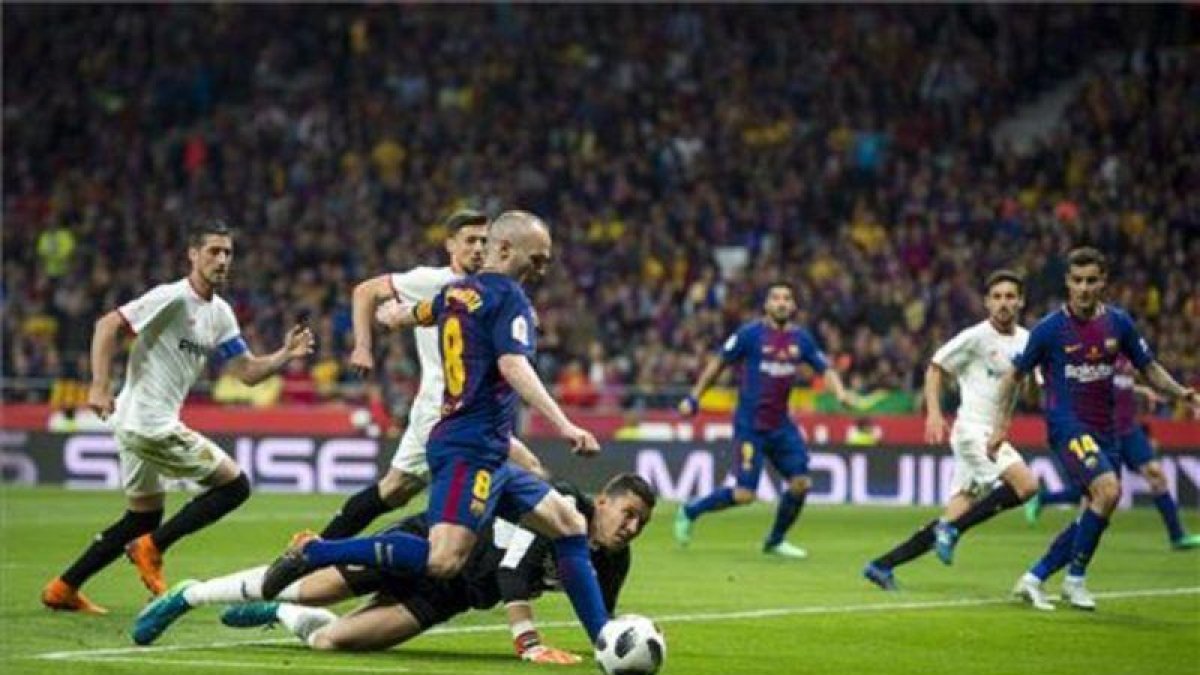 Iniesta en una acción de la pasada final de Copa celebrado en el Wanda Metropolitano entre el Barcelona y el Sevilla.
