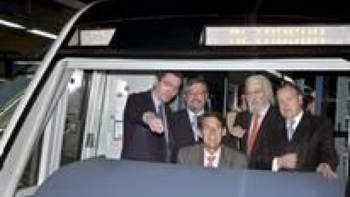 José María Álvarez del Manzano, _a la derecha_, ayer, junto a otros miembros del PP