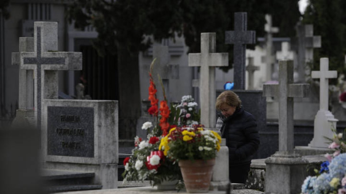 Día de Todos los Santos en el cementerio de Puente Castro. F. Otero Perandones.