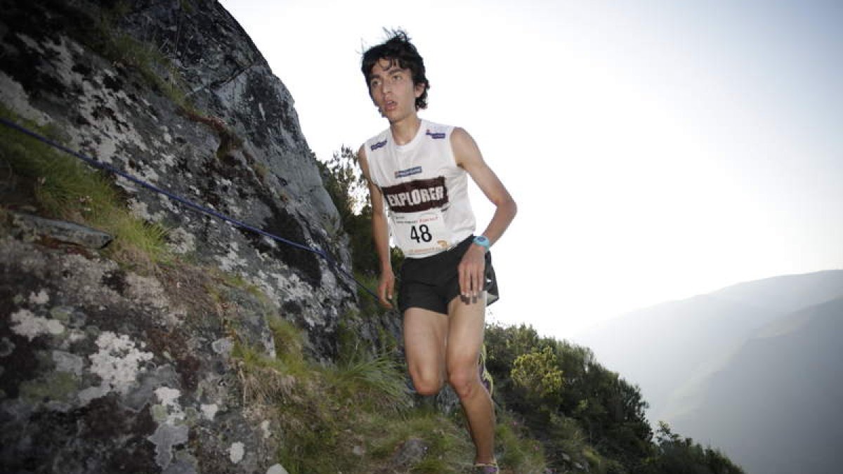 Saúl Padua, en el «paso de las cuerdas» durante su ascensión al pico del Cereisaleu.