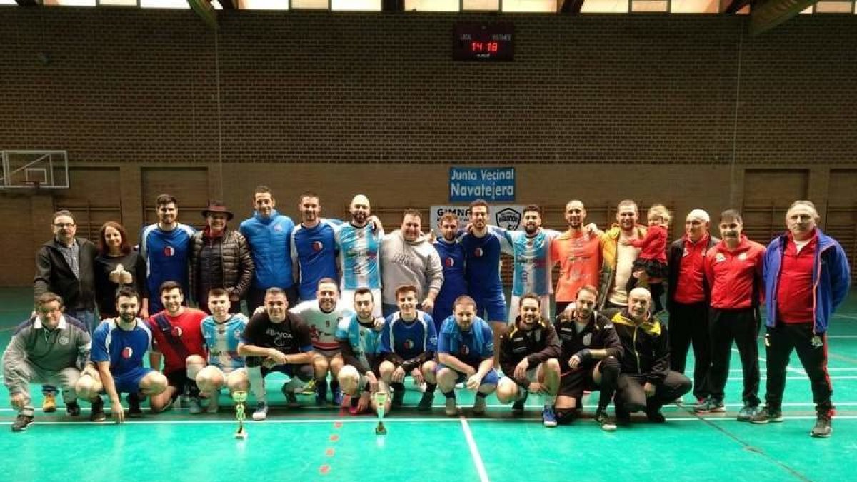 Domotec y La Roma posaron al final del torneo con los organizadores y los árbitros.