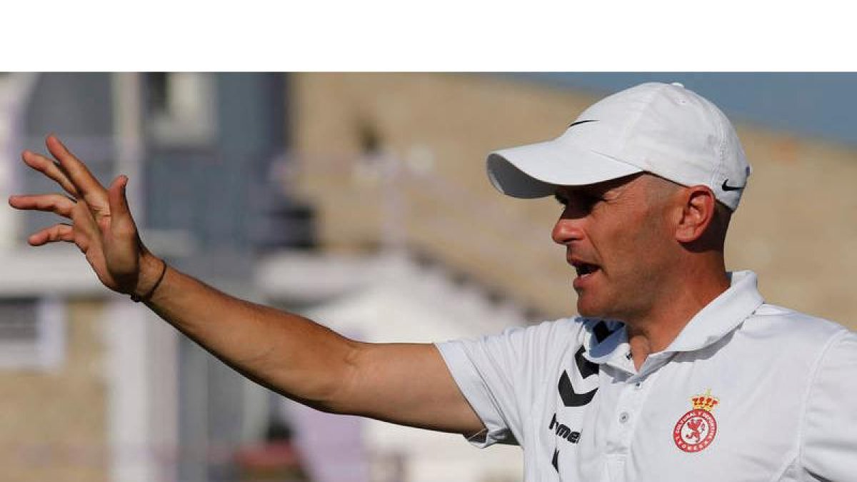 El entrenador de la Cultural Javier Cabello trabaja con intensidad el inicio del campeonato