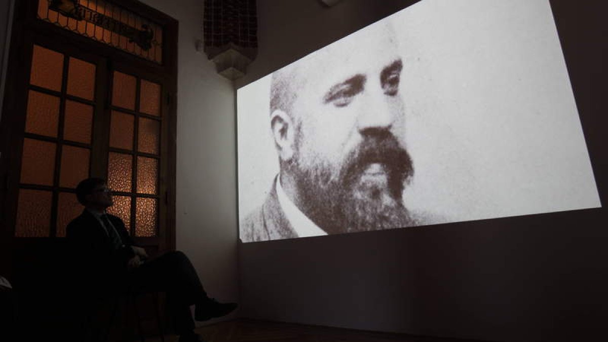 Imagen del arquitecto catalán proyectada durante una presentación en el palacio de Gaudí. JESÚS F. SALVADORES