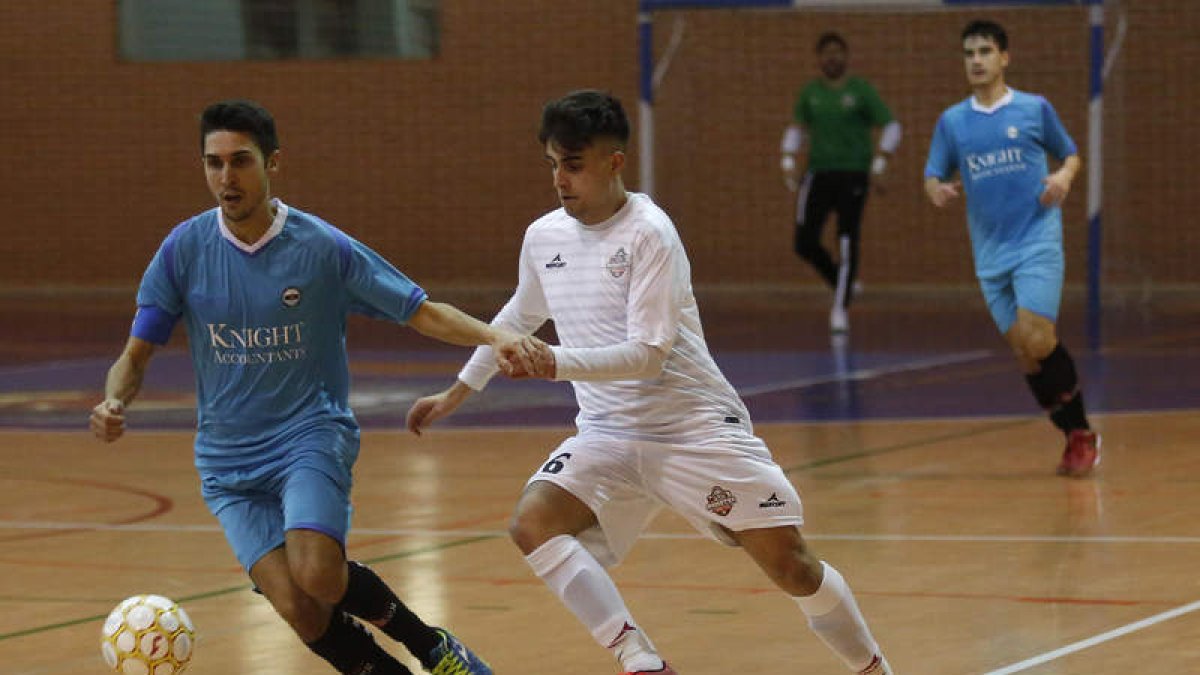 Mario Robles, de blanco, jugador del Domotec FS. FERNANDO OTERO