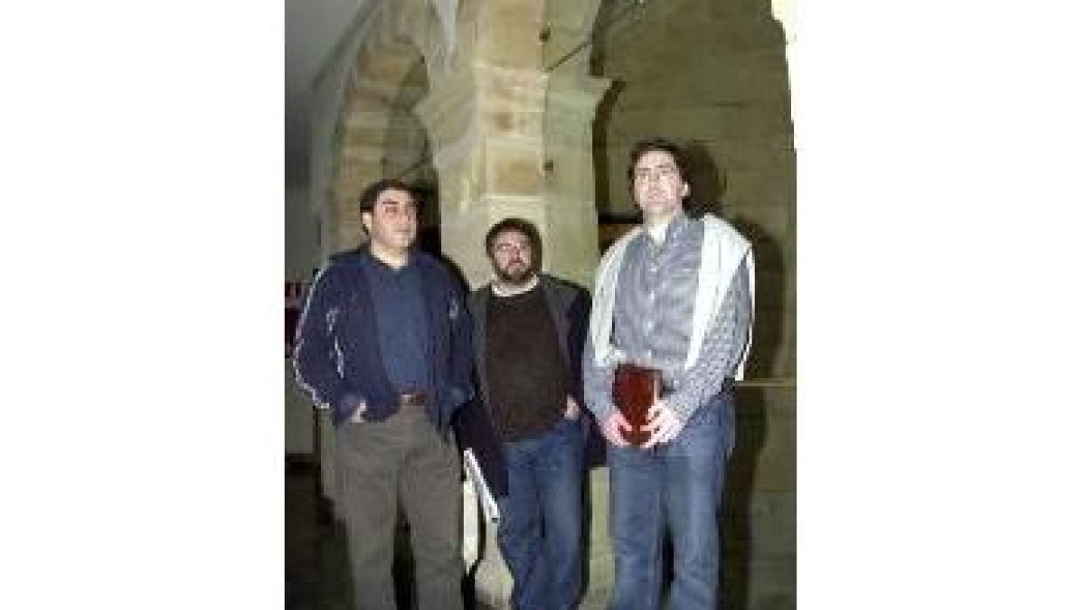 Los tres curas que presentaron ayer su propuesta de solidaridad en Bilbao
