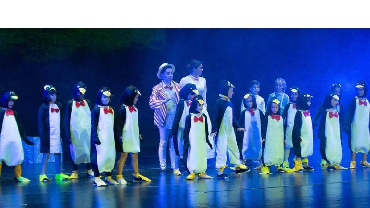 Alumnos de la escuela Jana en una escena del musical ‘Mary Poppins’. JANA