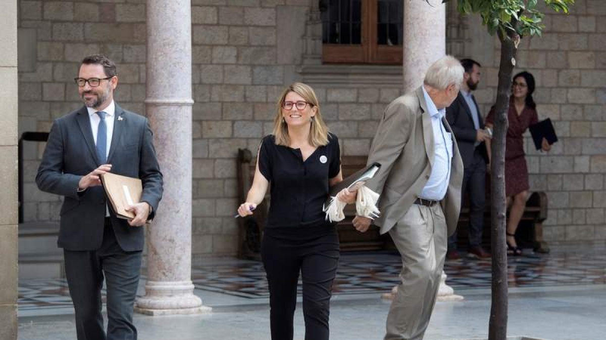 El secretario del gobierno catalán, Víctor Cullell, y la consellera de la Presidencia y portavoz del Govern, Elsa Artadi. MARTA PÉREZ