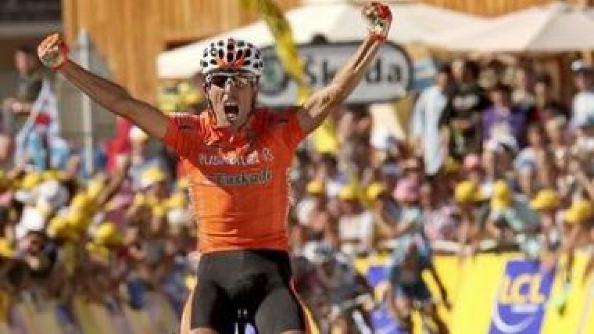 El corredor español Mikel Astarloza celebra su victoria en la decimosexta etapa del Tour.