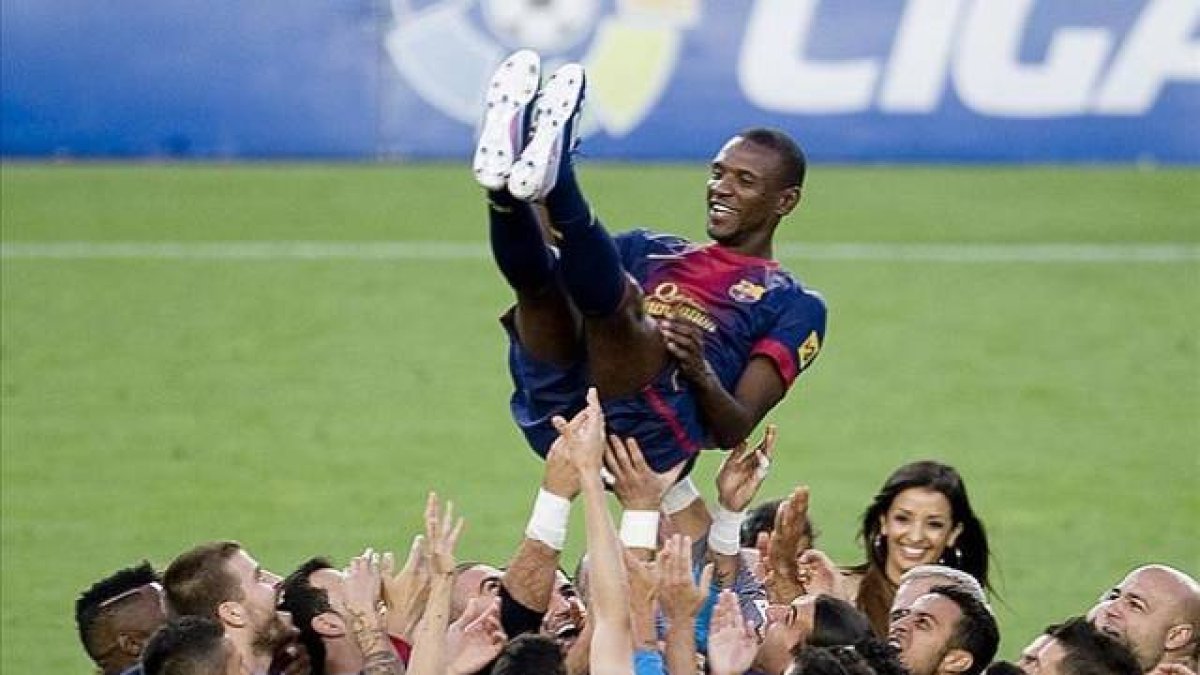 Los jugadores del Barça mantean a Abidal el 1 de junio del 2013.