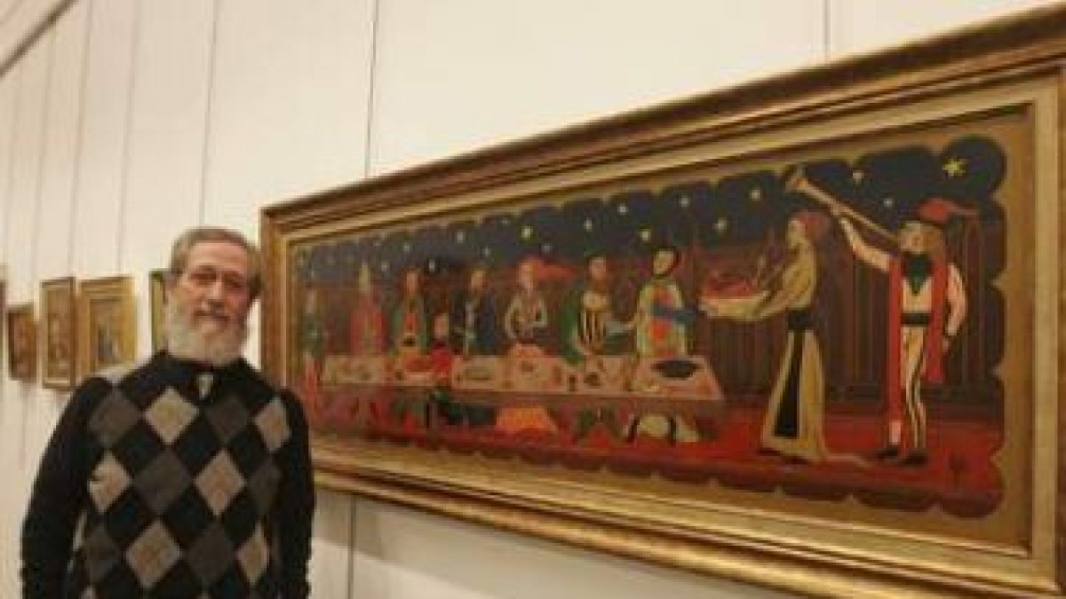 Francisco Blanco, junto a una de sus tallas que representa un banquete medieval, en la Casa de la Cu