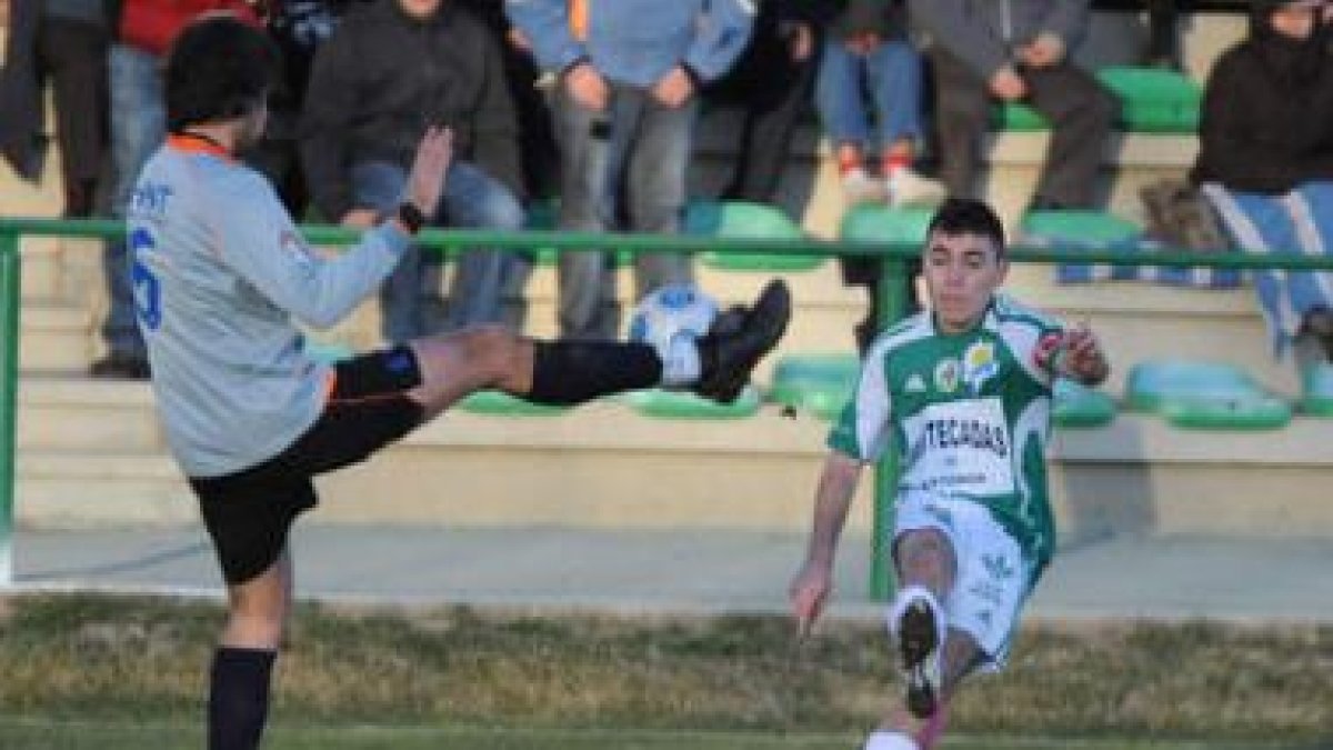 Diego, autor del triunfo del Astorga, en una acción ofensiva.