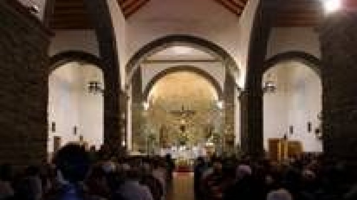 La talla de la Virgen de la Edrada, del siglo XIII, está ahora dentro del templo