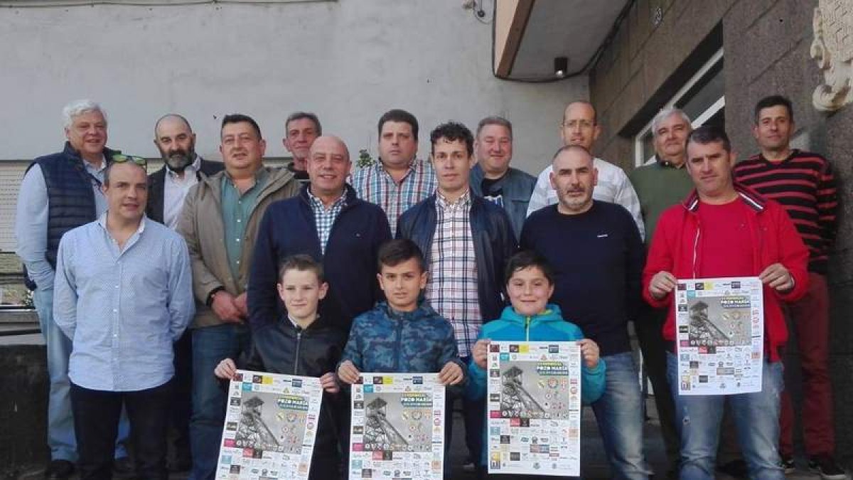 Imagen de los organizadores y colaboradores de este acto delante del ayuntamiento. ARAUJO