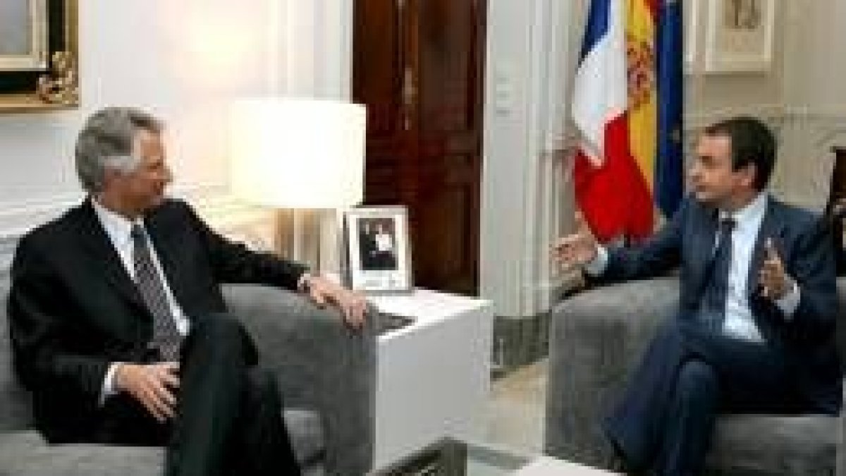 Dominique de Villepin y José Luis Rodríguez Zapatero, durante su reunión de ayer en La Moncloa