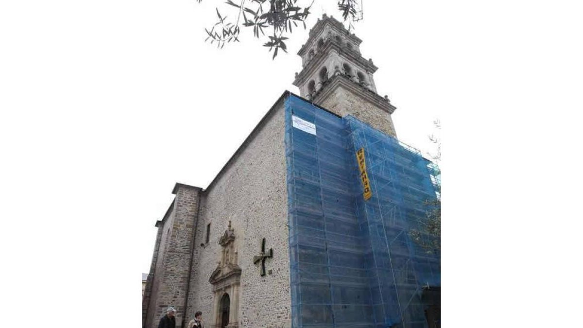 Los andamios ya están colocados en la fachada oeste.