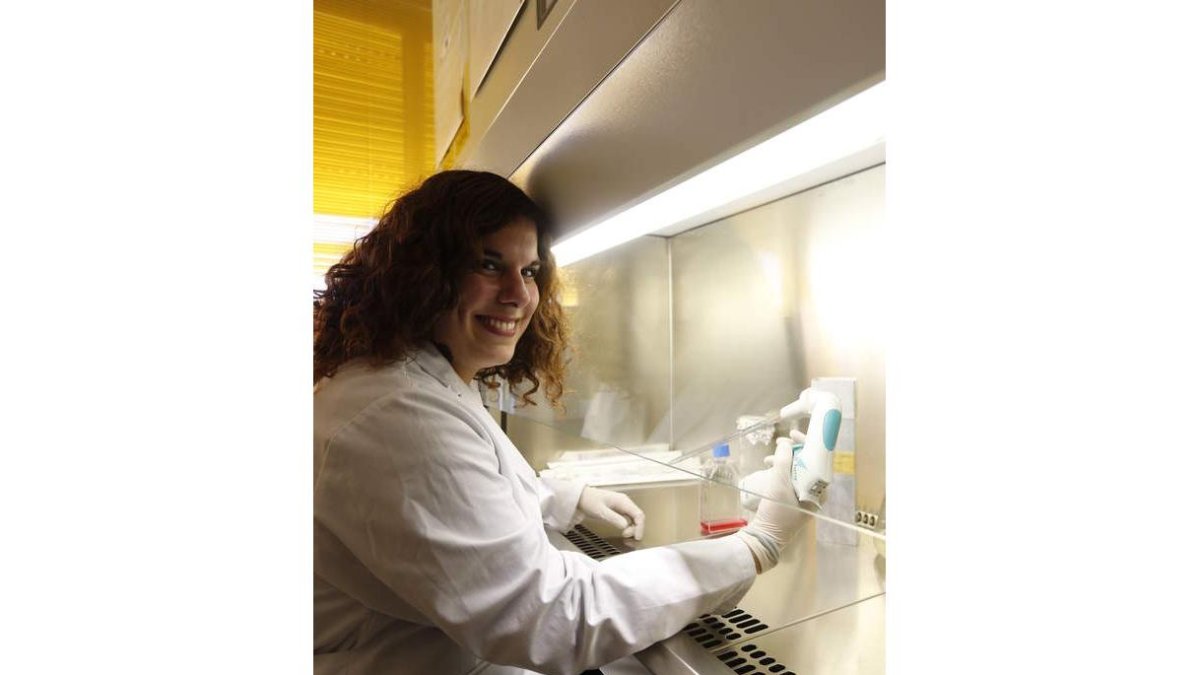 Dafne García Mateos en el laboratorio de la ULE donde investiga.