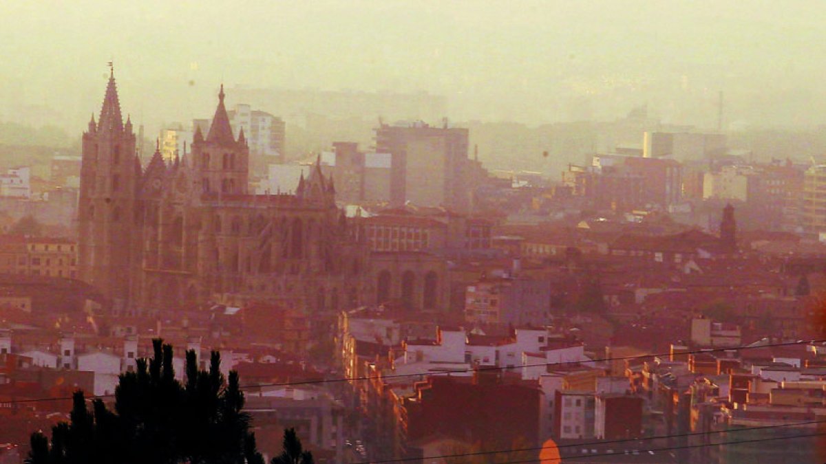 Una nube de humo cubrió el cielo de León.