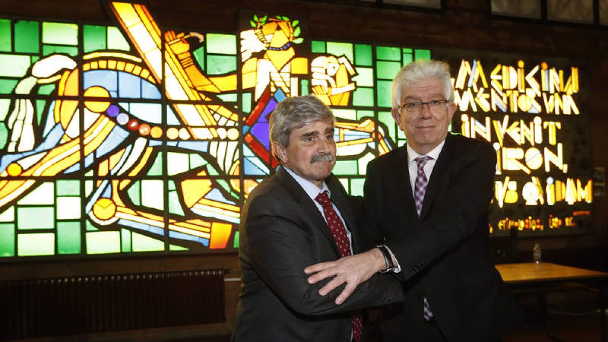 El todavía rector, José Ángel Hermida, acudió en solitario a felicitar a Marín en la Facultad de Veterinaria. JESÚS F. SALVADORES